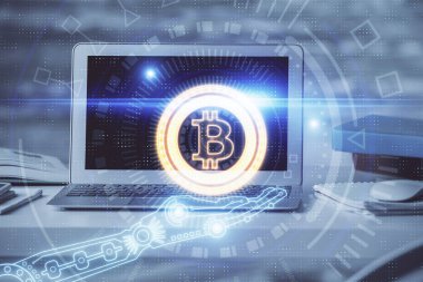 Blockchain temalı holograma ve bilgisayar arkaplanlı masaya çift pozlama. Bitcoin şifreleme para birimi kavramı.