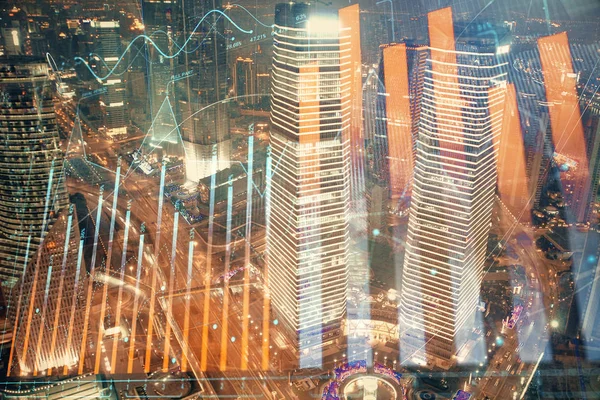 Tableau financier sur paysage de la ville avec de hauts bâtiments arrière-plan multi exposition. Concept d'analyse . — Photo