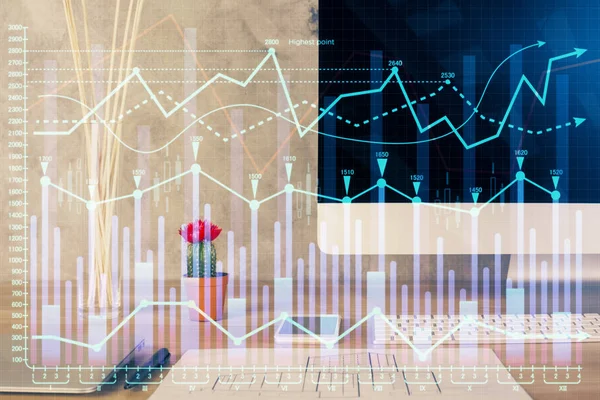 Графік фондового ринку та таблиця з фоном комп'ютера. Багаторазова експозиція. Концепція фінансового аналізу . — стокове фото