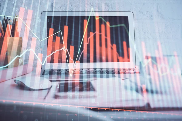 Hologramm des Devisendiagramms auf dem Tisch mit Computerhintergrund. Doppelbelichtung. Konzept der Finanzmärkte. — Stockfoto