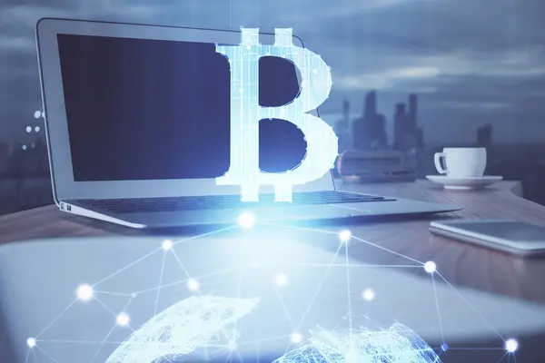 Διπλή έκθεση του ολογράμματος θέμα blockchain και πίνακα με φόντο τον υπολογιστή. Έννοια του κρυπτογραφικού νομίσματος bitcoin. — Φωτογραφία Αρχείου