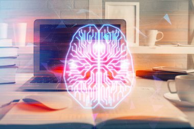 Bilgisayar ve beyin çizimi hologramıyla çalışma masasına çift pozlama. Beyin fırtınası konsepti.