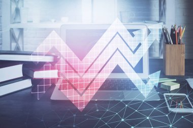 Bilgisayar masaüstünde, okların hologramını gösteriyor. Çifte maruziyet. Başarı kavramı.