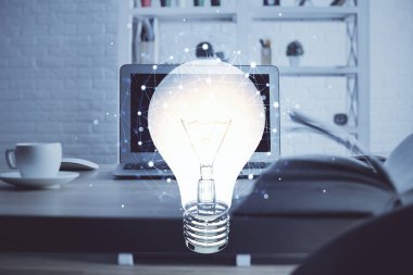 Bilgisayar ofisinde ampul simgesi hologramıyla birlikte. Çoklu maruz kalma. Fikir kavramı.