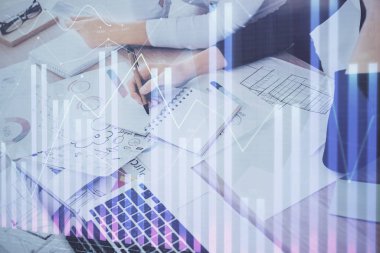 Bir kadın eller Not defteri hisse senedi piyasası hakkında bilgi yazma. Ön Forex grafik hologramlar. Araştırma kavramı. Çift Pozlama