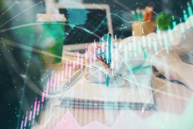 Forex tablosu WOMANS el notları arka plan alarak görüntülenir. Araştırma kavramı. Çift Pozlama