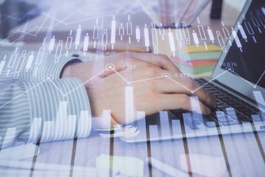 Arka planda dizüstü bilgisayar üzerinde çalışan adam ile borsa grafiği çoklu pozlama. Finansal analiz kavramı.