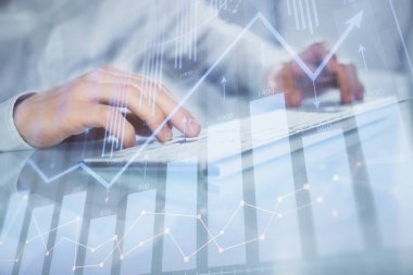 Adam arka planda ofiste bilgisayarda yazarak grafik çift pozlama. Zor iş kavramı. Closeup.