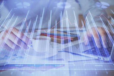 Arka planda ofiste bilgisayarda çalışan işadamı ile Forex grafiği. Sert çalışma kavramı. Çift Pozlama.