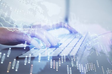 Arka planda ofiste bilgisayarda çalışan işadamı ile Forex grafiği. Sert çalışma kavramı. Closeup. Çoklu pozlama.