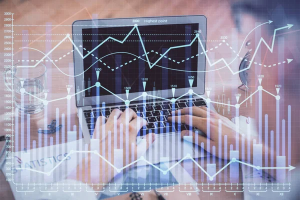 Multi exposición de gráfico de divisas con el hombre que trabaja en la computadora en el fondo. Concepto de análisis de mercado . —  Fotos de Stock