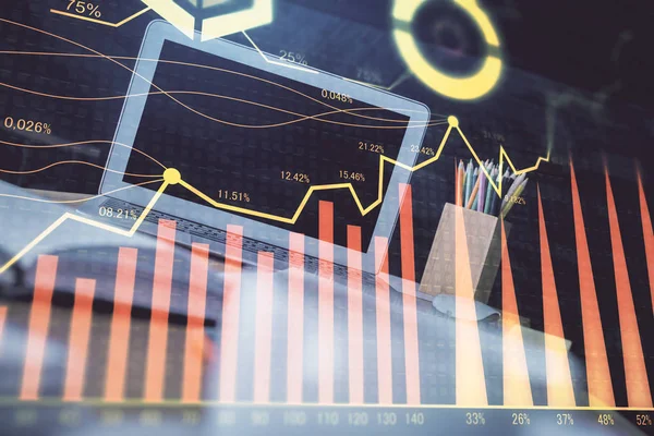 Голограма фондового ринку, намальована на фоні персонального комп'ютера. Подвійна експозиція. Концепція інвестицій . — стокове фото