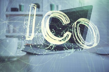 Blockchain temalı holograma ve bilgisayar arkaplanlı masaya çift pozlama. Bitcoin şifreleme para birimi kavramı.