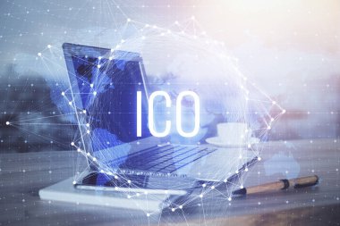 Blockchain temalı holograma ve bilgisayar arkaplanlı masaya çift pozlama. Bitcoin şifreleme para birimi kavramı.
