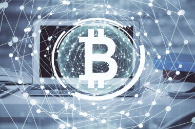 Blockchain temalı holograma ve bilgisayar arkaplanlı masaya çift pozlama. Bitcoin şifreleme para birimi kavramı.