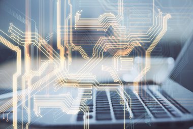 Bilgisayar, teknoloji temalı hologramla birlikte ofiste. Çoklu maruz kalma. Teknoloji kavramı.