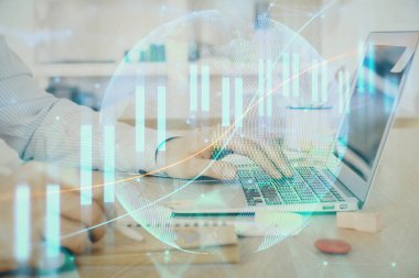 Arka planda dizüstü bilgisayar üzerinde çalışan adam ile borsa grafiği çoklu pozlama. Finansal analiz kavramı.