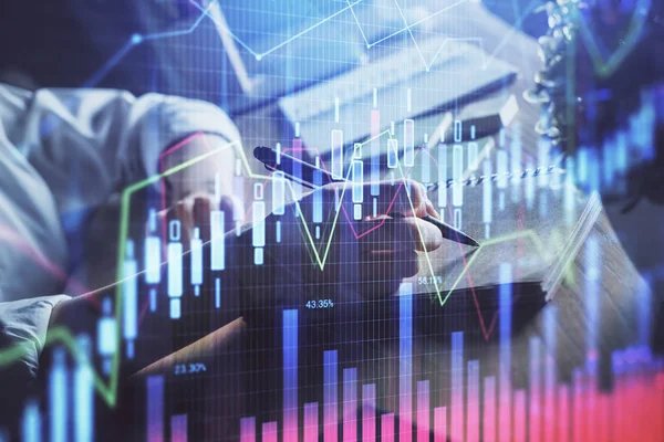 Gráficos de divisas financieras que se muestran en las mujeres mano tomando notas de fondo. Concepto de investigación. Doble exposición —  Fotos de Stock