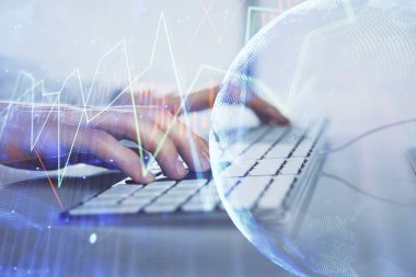 Arka planda ofiste bilgisayarda çalışan işadamı ile Forex grafiği. Sert çalışma kavramı. Closeup. Çoklu pozlama.