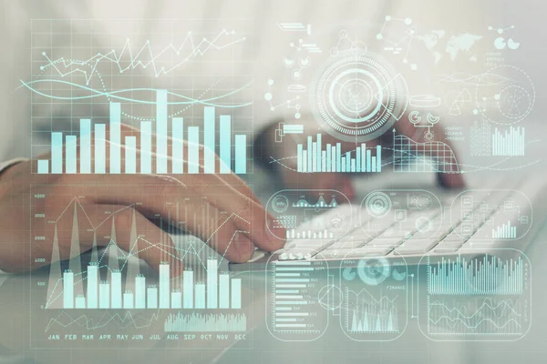 Doppia esposizione del grafico con l'uomo che digita sul computer in ufficio sullo sfondo. Concetto di duro lavoro . — Foto Stock