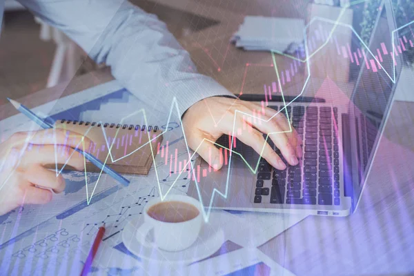 Gráfico de Forex con hombre de negocios que trabaja en la computadora en la oficina en segundo plano. Concepto de trabajador. Exposición múltiple . —  Fotos de Stock