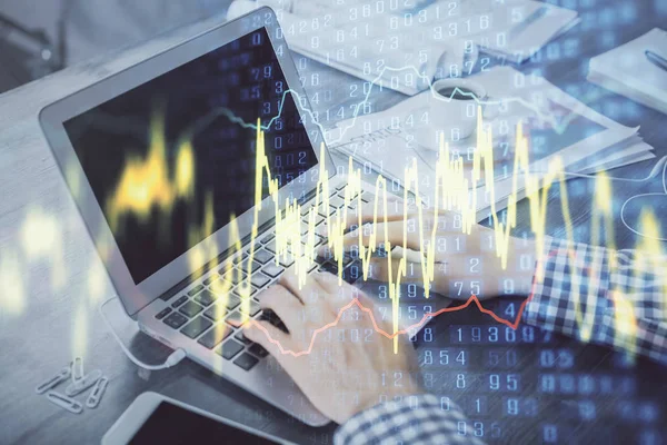 Doppelbelichtung des Forex-Graphen mit einem Mann, der am Computer im Hintergrund arbeitet. Konzept der Marktanalyse. — Stockfoto