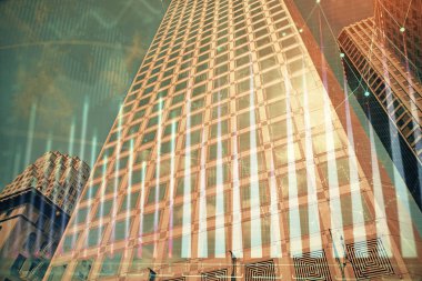 Yüksek binaların arka planında çoklu pozlama olan eski şehir haritası. Finansal araştırma kavramı.