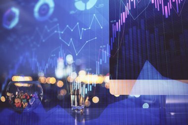 Finansal grafik renkli çizimler ve arka planda bilgisayar olan tablolar. Çifte maruziyet. Uluslararası pazarlar kavramı.