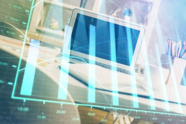 Masası ve kişisel bilgisayarı olan borsa grafiği. Çoklu maruz kalma. Mali analiz kavramı.