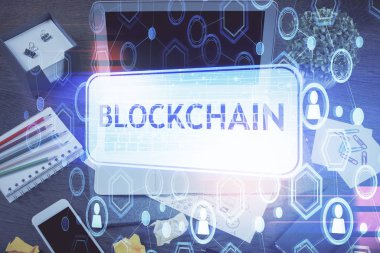 Blockchain temalı holograma ve bilgisayar arkaplanlı masaya çift pozlama. Bitcoin şifreleme para birimi kavramı.