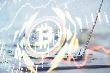 Blockchain temalı holograma ve bilgisayar arkaplanlı masaya çift pozlama. Bitcoin şifreleme para birimi kavramı.