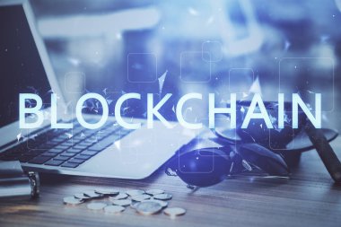 Blockchain temalı holograma ve bilgisayar arkaplanlı masaya çift pozlama. Bitcoin şifreleme para birimi kavramı.