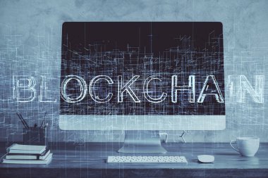 Blockchain temalı holograma ve bilgisayar arkaplanlı masaya çift pozlama. Bitcoin şifreleme para birimi kavramı.