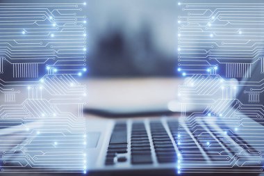 Bilgisayar, teknoloji temalı hologramla birlikte ofiste. Çoklu maruz kalma. Teknoloji kavramı.