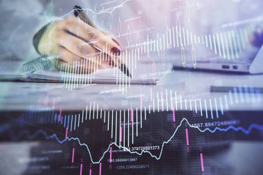 Forex grafik hologramı ile not lar yapan kadın ellerinin çift pozlama. Kavram teknik analizi.