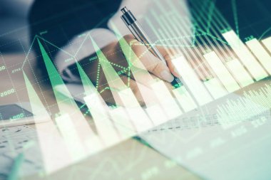 Bir kadın eller Not defteri hisse senedi piyasası hakkında bilgi yazma. Ön Forex grafik hologramlar. Araştırma kavramı. Çoklu pozlama