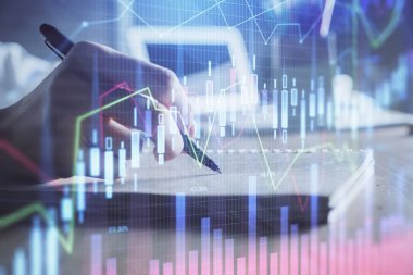 Finansal grafikler WOMANS el notları arka plan alarak görüntülenir. Araştırma kavramı. Çift Pozlama