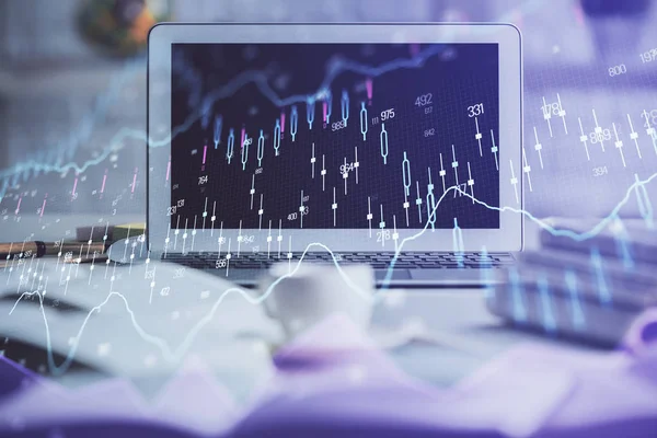 Holograma gráfico do mercado financeiro e computador pessoal em segundo plano. Dupla exposição. Conceito de forex. — Fotografia de Stock