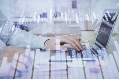 Arka planda bilgisayar üzerinde çalışan adam ile borsa grafiği çoklu pozlama. Finansal analiz kavramı.