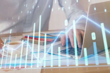 Arka planda ofiste bilgisayarda çalışan işadamı ile Forex grafiği. Sert çalışma kavramı. Çoklu pozlama.