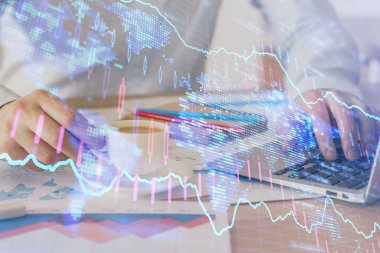 Arka planda ofiste bilgisayarda çalışan işadamı ile Forex grafiği. Sert çalışma kavramı. Çift Pozlama.