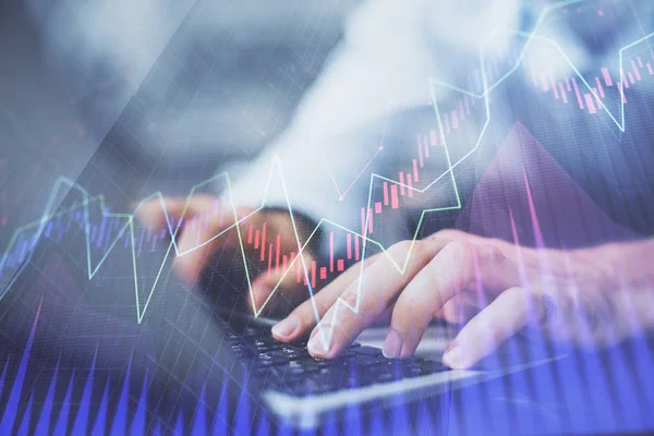 Forex-Graph mit Geschäftsmann Tippen auf dem Computer im Büro auf dem Hintergrund. Konzept der Analyse. Doppelbelastung. — Stockfoto