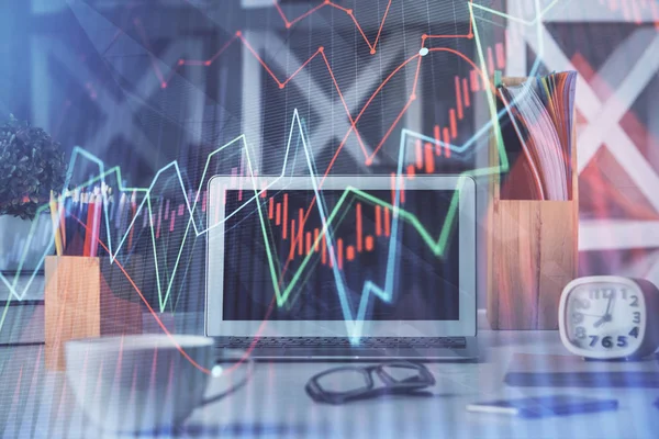 Holograma gráfico do mercado financeiro e computador pessoal em segundo plano. Dupla exposição. Conceito de forex. — Fotografia de Stock