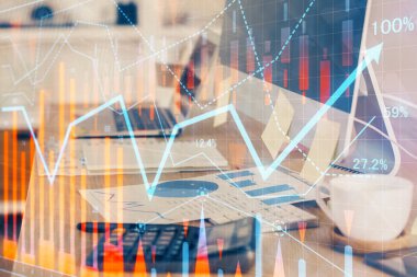 Forx çizelgesine ve bilgisayarla çalışma alanına çoklu maruz kalma. Uluslararası çevrimiçi ticaret kavramı.