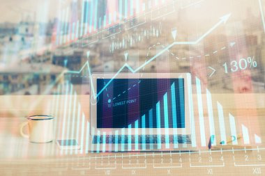 Finansal grafik renkli çizimler ve arka planda bilgisayar olan tablolar. Çifte maruziyet. Uluslararası pazarlar kavramı.