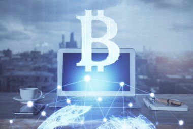 Blockchain temalı holograma ve bilgisayar arkaplanlı masaya çift pozlama. Bitcoin şifreleme para birimi kavramı.