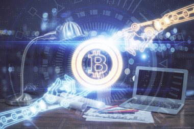 Blockchain temalı holograma ve bilgisayar arkaplanlı masaya çift pozlama. Bitcoin şifreleme para birimi kavramı.
