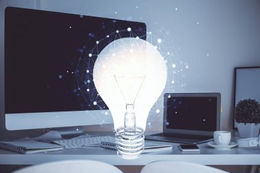 Bilgisayar ofisinde ampul simgesi hologramıyla birlikte. Çoklu maruz kalma. Fikir kavramı.