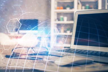 Bilgisayarlı ve dünya haritalı hologramlı çok katlı bir tablo. Uluslararası veri ağı kavramı.