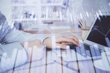 Arka planda bilgisayar üzerinde çalışan adam ile borsa grafiği çoklu pozlama. Finansal analiz kavramı.